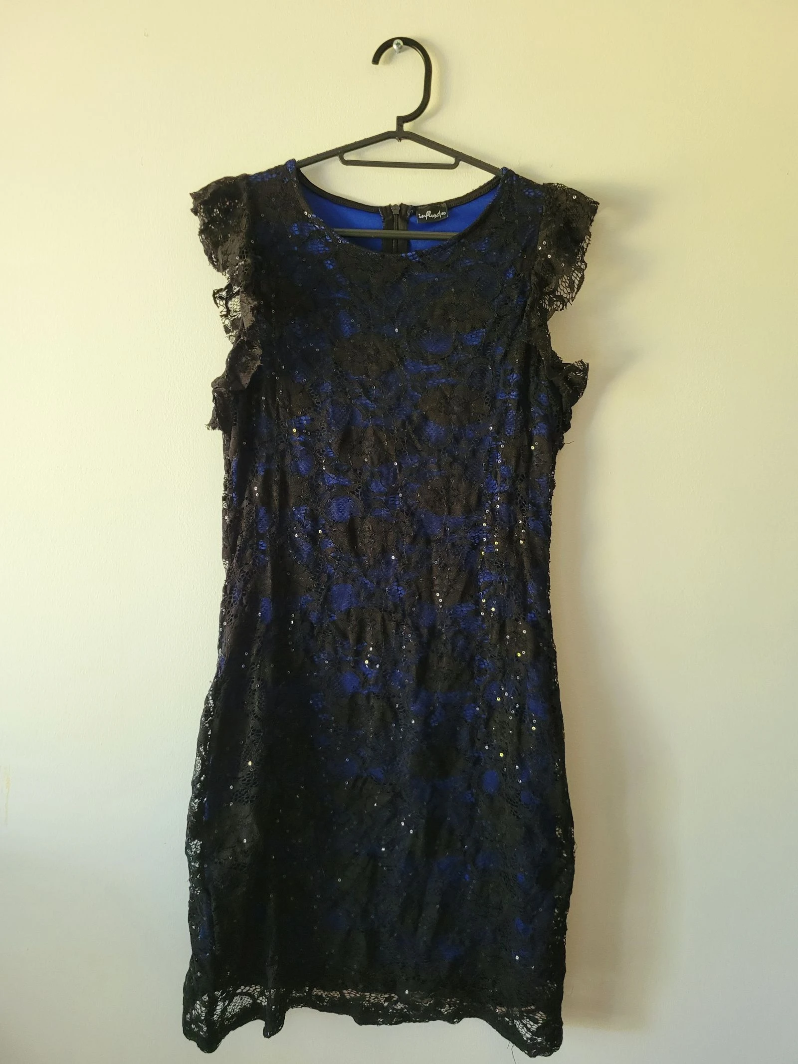 Robe noire en dentelle et doublure bleu électrique Influx – Taille 40